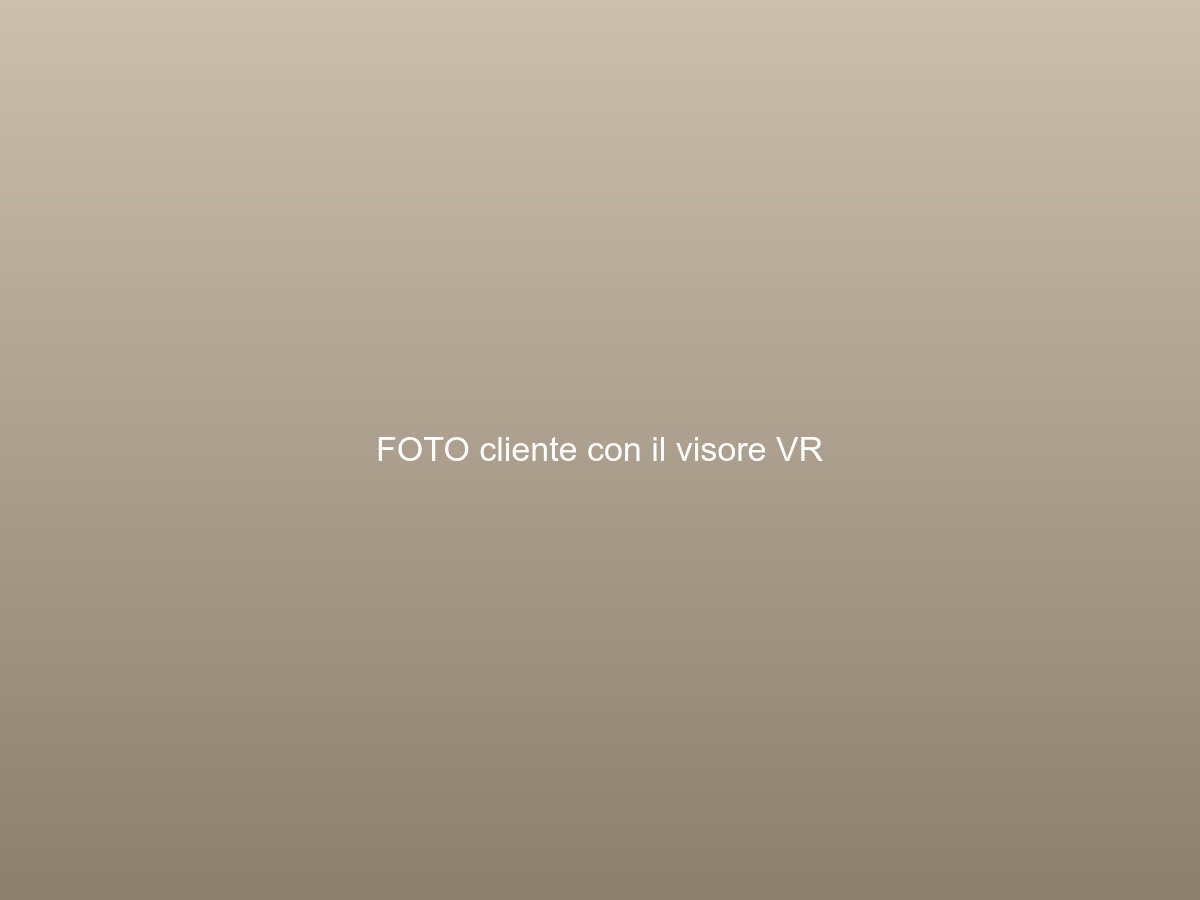 Cliente con il visore di realtà virtuale nello showroom